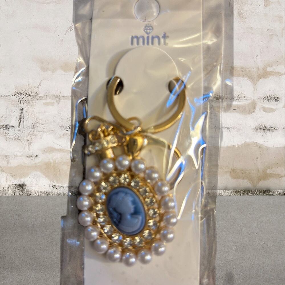 Mint Portrait Surrounded by Faux Pearls and Rhinestones Keychain Bag Charm NEW - Picture 4 of 7
